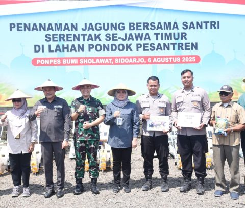 Dukung Swasembada Pangan Nasional 2025, Bupati Bersama Kapolresta Sidoarjo Tanam Jagung Bersama Santri
