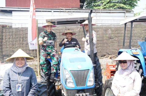 Dukung Swasembada Pangan Nasional 2025, Bupati Bersama Kapolresta Sidoarjo Tanam Jagung Bersama Santri