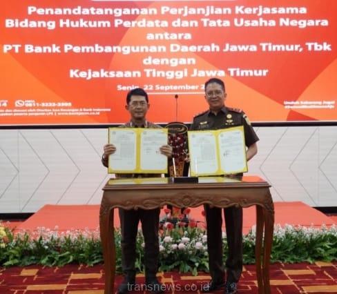 Bank Jatim dan Kejati Jatim Tandatangani Perjanjian Kerja Sama Perlindungan Hukum di Bidang Perdata dan Tata Usaha Negara