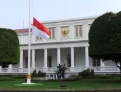 Bendera Setengah Tiang di Istana Negara. (Dok. http://nasional.kompas.com/read/2015/09/30/17564811/30.September.Istana.Kibarkan.Bendera.Setengah.Tiang)