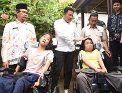 Bupati Subandi Serahkan Bantuan Dua Kursi Roda Sekaligus