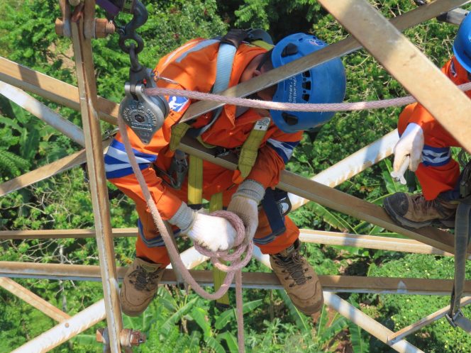 
					PLN UIT JBB Lakukan Pemeliharaan Tanpa Padam Buktikan Komitmen Layanan Terbaik