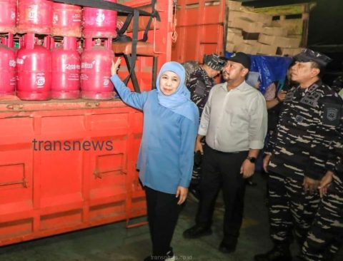 Gubernur Khofifah Lepas Bantuan Logistik ke Pulau Bawean 