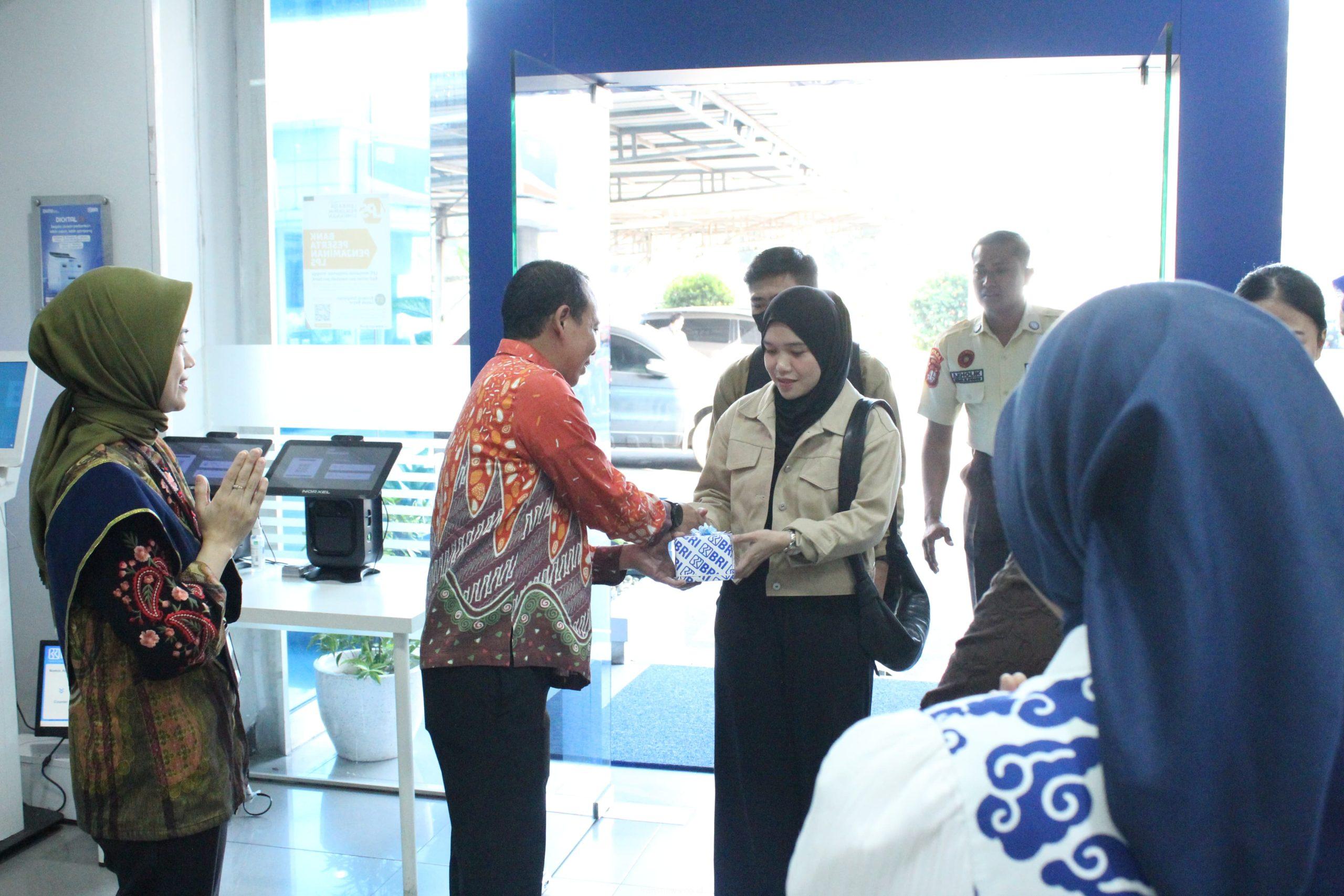 Meriahkan HPN 2025, BRI Depok Berbagi Bingkisan ke Nasabah