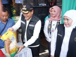 Gubernur Jatim dan Bupati Sidoarjo Tinjau Pasar Murah di Gedangan, Berharap Distribusi Dapat Merata
