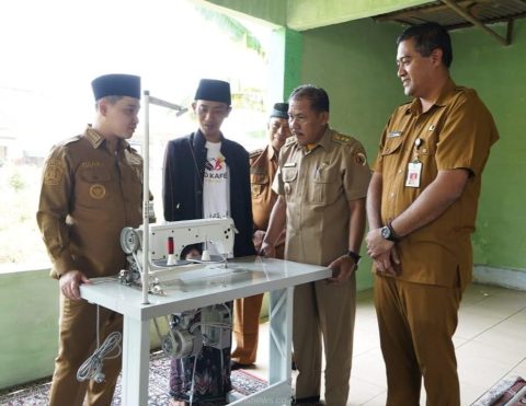 Pemkab Mojokerto Serahkan Mesin Jahit untuk Eks Napza di LKS Baitu Husodo