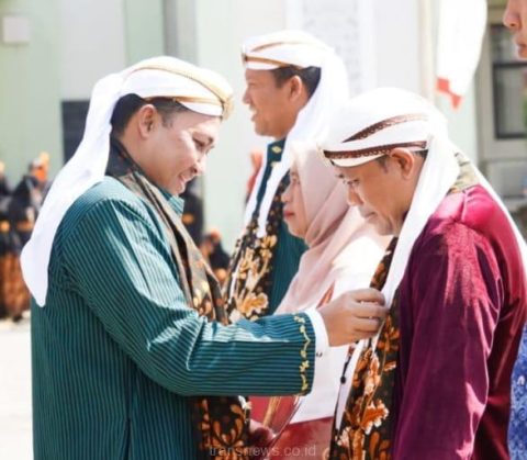 Bupati Pasuruan Rusdi Sutejo Serahkan Anugerah Satyalancana Karya Satya