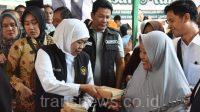 Gubernur Jatim Khofifah Tinjau Pasar Murah di Waru 