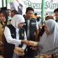 Gubernur Jatim Khofifah Tinjau Pasar Murah di Waru 