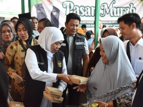 Gubernur Jatim Khofifah Tinjau Pasar Murah di Waru 