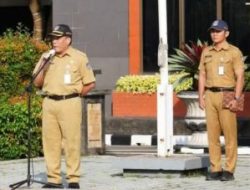 Sekretaris Daerah (Sekda) Kota Depok, Mangnguluang Mansur, memimpin apel pagi. (dok. Humas dan Prokopim Depok).