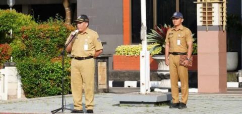 Sekretaris Daerah (Sekda) Kota Depok, Mangnguluang Mansur, memimpin apel pagi. (dok. Humas dan Prokopim Depok).