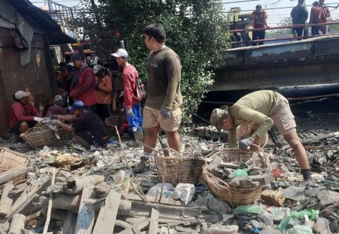 Pemkot Surabaya Bersihkan Sungai Kalianak