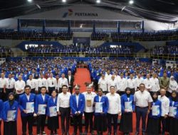 Dok: Foto Bersama Ribuan Mahasiswa Baru dengan Komisaris Pertamina, Pimpinan Pertamina, dan Pimpinan UPER di GOR Arena Simprug, Jakarta (15/9).