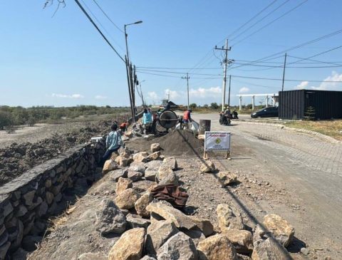 Bupati Sidoarjo Pastikan Betonisasi Ruas Jalan Kalanganyar - Segorotambak Berjalan Lancar dan Tepat Waktu