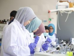 Dokumentasi Mahasiswa UPER sedang praktik kimia murni di Laboratorium Kimia Terintegrasi.