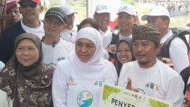 Gubernur Jatim Khofifah Susur Sungai Kali Surabaya Sambil Berbagi Bingkisan