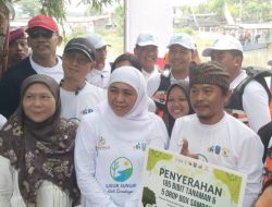 Gubernur Jatim Khofifah Susur Sungai Kali Surabaya Sambil Berbagi Bingkisan