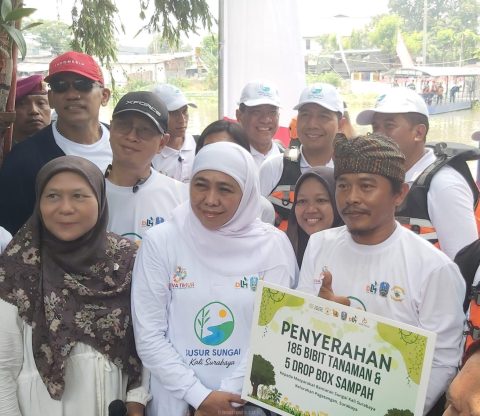 Gubernur Jatim Khofifah Susur Sungai Kali Surabaya Sambil Berbagi Bingkisan