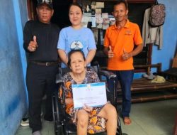 Warga Sukmajaya Depok Dapat Bantuan Kursi Roda dari YGP