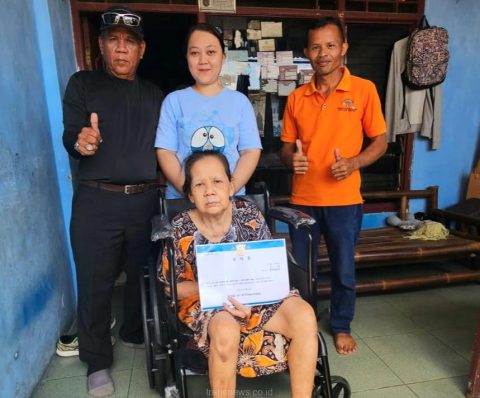 Warga Sukmajaya Depok Dapat Bantuan Kursi Roda dari YGP