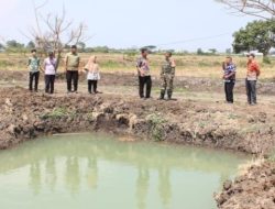 Satgas TMMD ke-126 Kodim 0816/Sidoarjo Bersama Dinas Perikanan Tinjau Kolam Ikan di Desa Kedondong