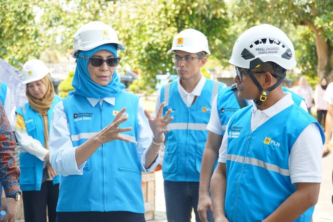 
					Pantau Langsung Implementasi Program MRWI, Direktur Keuangan PLN Kunjungi Gudang Menes