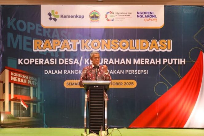 
					Sekda Prov. Jateng Sumarno, mewakili Gubernur Ahmad Luthfi membuka Rapat Konsolidasi KDKMP, di Hotel Grand Candi Semarang, Senin (20/10/2025) malam. (humas jateng)