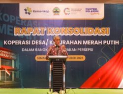 Sekda Prov. Jateng Sumarno, mewakili Gubernur Ahmad Luthfi membuka Rapat Konsolidasi KDKMP, di Hotel Grand Candi Semarang, Senin (20/10/2025) malam. (humas jateng)