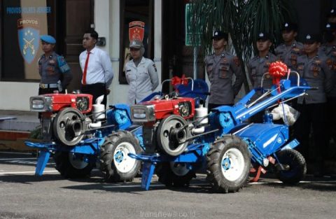 Kapolres Jember serakan 2 unit traktor dukung ketahanan pangan