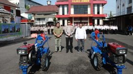 AKBP Bobby A Condroputra menyerahkan 2 unit traktor kepada Kaboktan