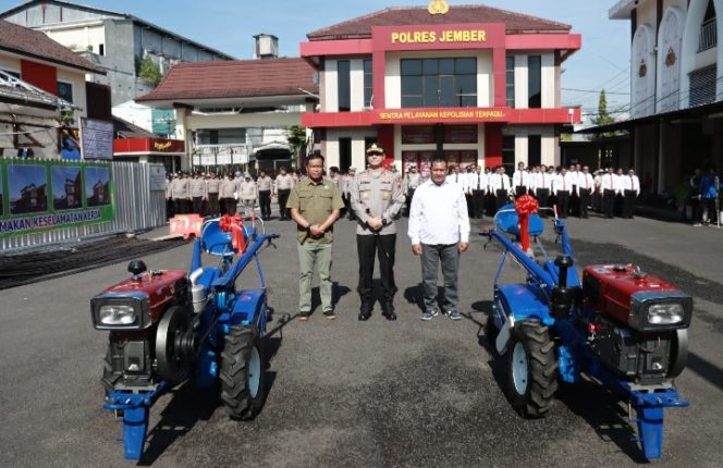 
					AKBP Bobby A Condroputra menyerahkan 2 unit traktor kepada Kaboktan