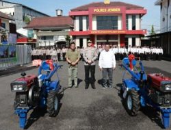 AKBP Bobby A Condroputra menyerahkan 2 unit traktor kepada Kaboktan
