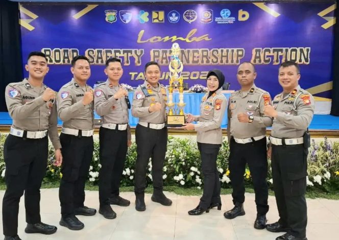 
					Satuan Lalu Lintas (Satlantas) Polres Metro Depok berhasil meraih piala  Lomba Road Safety Partnership Action (RSPA)  2025. (dok. narasumber).