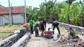 TNI dan Warga Kedondong Percepat Pembangunan Plengsengan TMMD ke-126 Kodim 0816/Sidoarjo