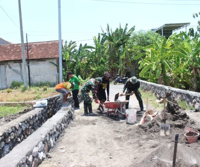 
					TNI dan Warga Kedondong Percepat Pembangunan Plengsengan TMMD ke-126 Kodim 0816/Sidoarjo