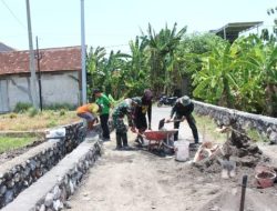 TNI dan Warga Kedondong Percepat Pembangunan Plengsengan TMMD ke-126 Kodim 0816/Sidoarjo