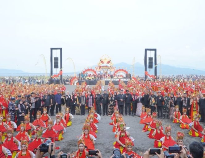 
					Festival Gandrung Sewu Banyuwangi 2025 bertajuk 
