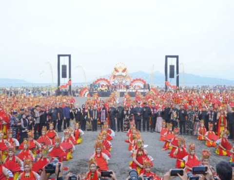 Festival Gandrung Sewu Banyuwangi 2025 bertajuk "Selendang Sang Gandrung" di Pantai Marina Boom, yang digelar Pemerintah Kabupaten Banyuwangi Sabtu ( 25/10/2025).
