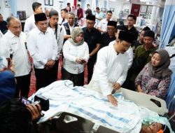 Mensos RI Saifullah Yusuf didampingi Wakil Gubernur Jatim Emil Dardak dan Bupati Sidoarjo Subandi, saat melihat korban reruntuhan bangunan Mushola Ponpes Al -Khoziny di RSUD Notopuro Sidoarjo. Rabu (1/9/2025) malam.
