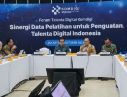 Wamenkomdigi Nezar Patria didampingi Kepala BPSDM Bonifasius Wahyu Pudjianto dan Sekretaris BPSDM I Nyoman Adhiarna saat memimpin Forum Talenta Digital Komdigi di Kantor Kementerian Komdigi, Jakarta Pusat, Jumat (17/10/2025). (Kemkomdigi)