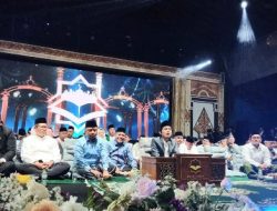 Suasana acara Ngaji Bareng Gus Iqdam yang menjadi puncak acara Hari Santi Nasional (HSN) 2025 tingkat Kota Depok yang dipusatkan di Depok Open Space (DOS), Balai Kota, Jumat (24/10/25) malam. (Diskominfo)