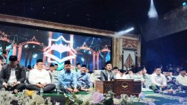 Suasana acara Ngaji Bareng Gus Iqdam yang menjadi puncak acara Hari Santi Nasional (HSN) 2025 tingkat Kota Depok yang dipusatkan di Depok Open Space (DOS), Balai Kota, Jumat (24/10/25) malam. (Diskominfo)