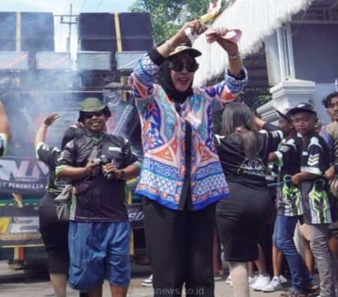 Warga Desa Semambung Meriahkan Pawai Budaya Ruwat Desa