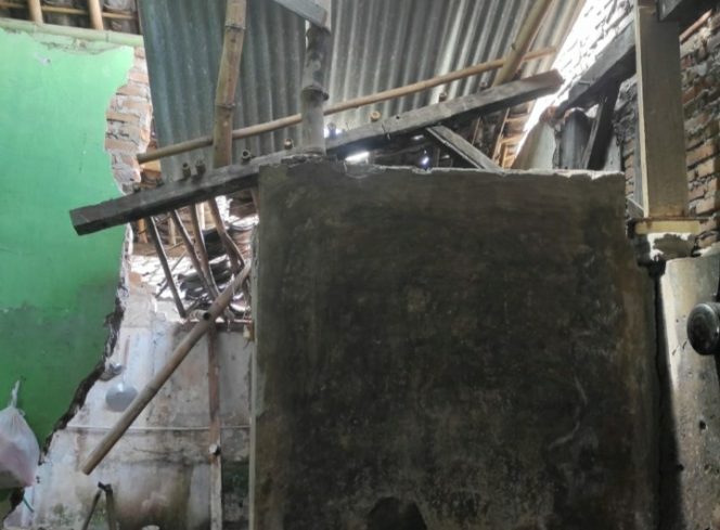 
					Bagian dalam rumah yang Ambruk