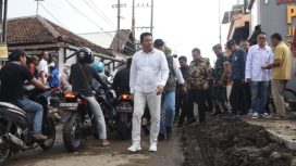 Bupati Subandi Sidak Proyek Betoninasi di Wilayah Waru