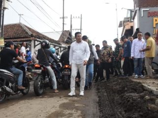 Bupati Subandi Sidak Proyek Betoninasi di Wilayah Waru