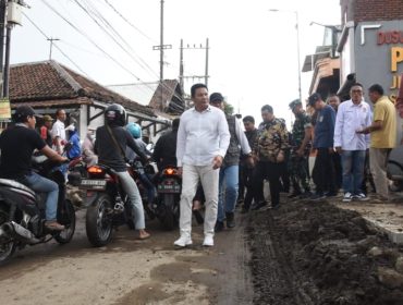 Bupati Subandi Sidak Proyek Betoninasi di Wilayah Waru