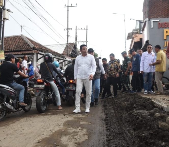 
					Bupati Subandi Sidak Proyek Betoninasi di Wilayah Waru