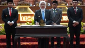 Gubernur Jatim, Khofifah Indar Parawansa, Wakil Gubernur, Emil Elestianto Dardak bersama Ketua DPRD Jatim, Musyafak Rouf serta Wakil Ketua DPRD Jatim mendatangani persetujuan Raperda APBD 2026 menjadi Perda.